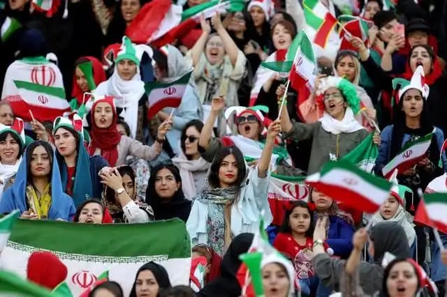 Perempuan Iran Akhirnya Duduk di Tribun Sepak Bola, Setelah Dilarangan 4 Dekade