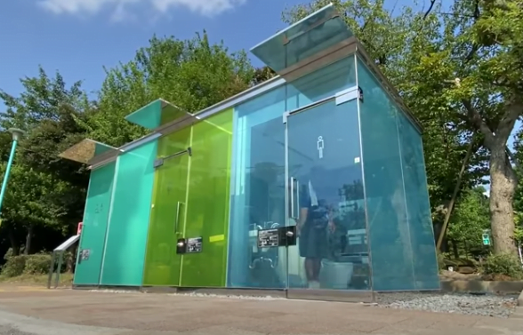 Seorang Arsitek Jepang Desain Toilet Transparan