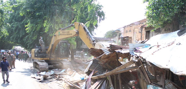 Ratusan Kios dan Rumah di Simpang Barelang Dibongkar