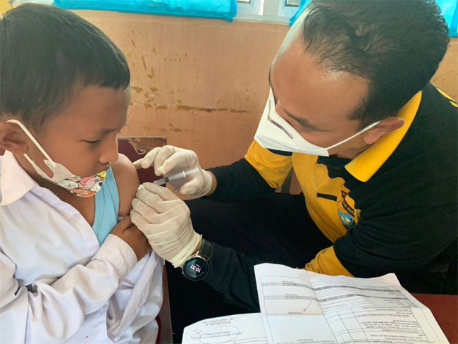 Bid Dokkes Polda Kepri dan RS Bhayangkara Kembali Gelar Vaksinasi Covid-19 untuk Anak