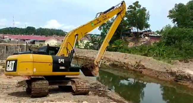 Cegah Banjir, Drainase di Perumahan Harapan Indah Sekupang Dinormalisasi